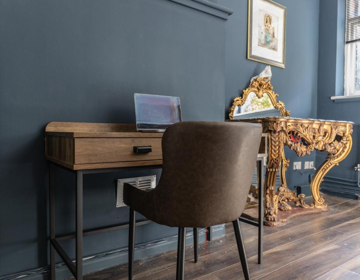 Boutique Family Apartment In Celebrity Village. Barnt Green Buitenkant foto
