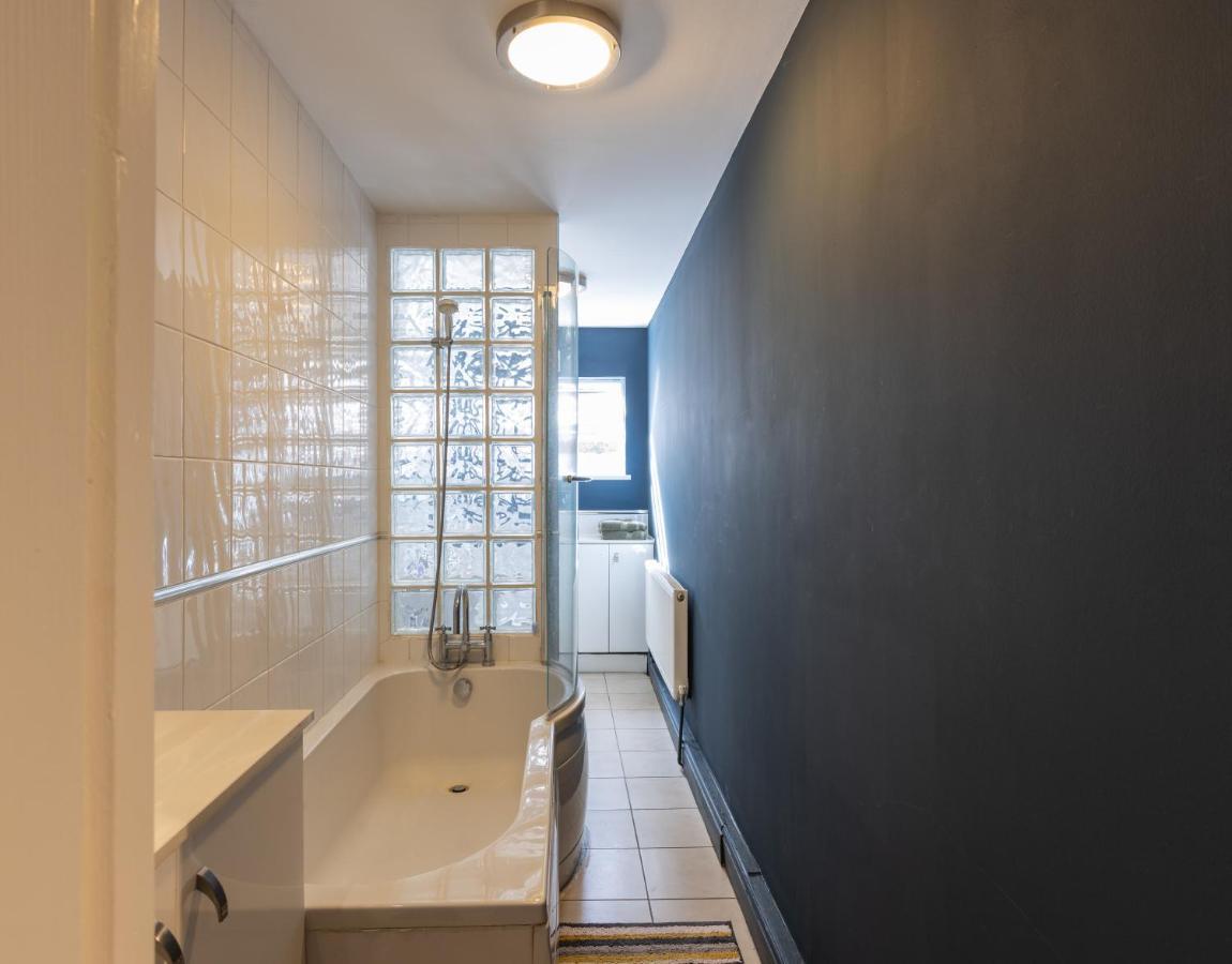 Boutique Family Apartment In Celebrity Village. Barnt Green Buitenkant foto